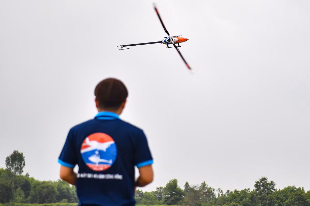 Màn thi nhào lộn máy bay cánh bằng và trực thăng mở đầu cho cuộc tranh tài sôi nổi.