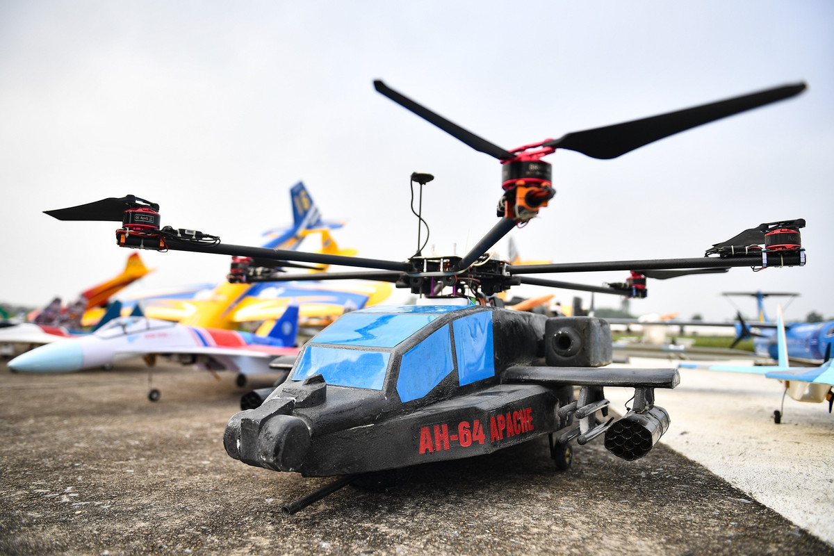 Trong ảnh, chiếc máy bay tiêm kích phản lực Su-27 và trực thăng AH-64 Apache được mô phỏng lại.
