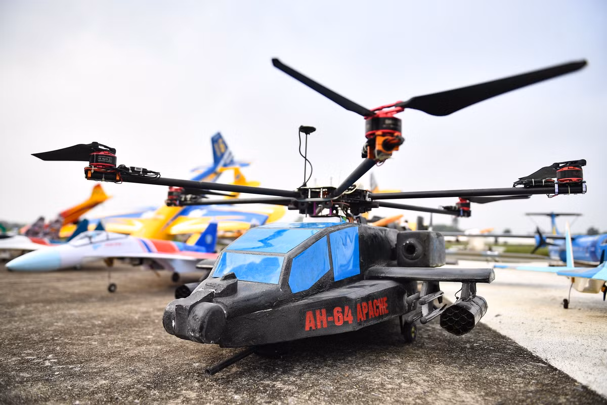 Trong ảnh, chiếc máy bay tiêm kích phản lực Su-27 và trực thăng AH-64 Apache được mô phỏng lại.