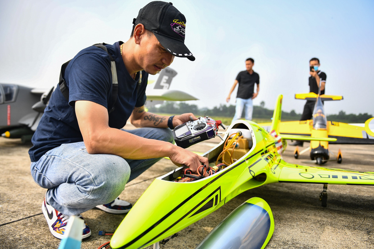 Chiếc máy bay phản lực trị giá gần 200 triệu đồng của anh Nguyễn Bảo Tháp được phân công bay biểu diễn mở màn cho các phần thi.