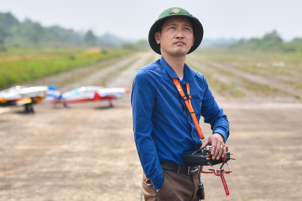 Anh Nguyễn Văn Sáng (Kinh Môn, Hải Dương) đã có kinh nghiệm 5 năm trong bộ môn điều khiển máy bay mô hình dù chỉ bằng một tay (do bị tai nạn). "Tôi mất 16 tháng tập luyện để lần đầu đưa được máy bay lên trên bầu trời. Không thực hiện được nhiều bài biểu diễn khó, nhưng với tôi, chinh phục bầu trời là niềm đam mê khó bỏ", anh Sáng chia sẻ.