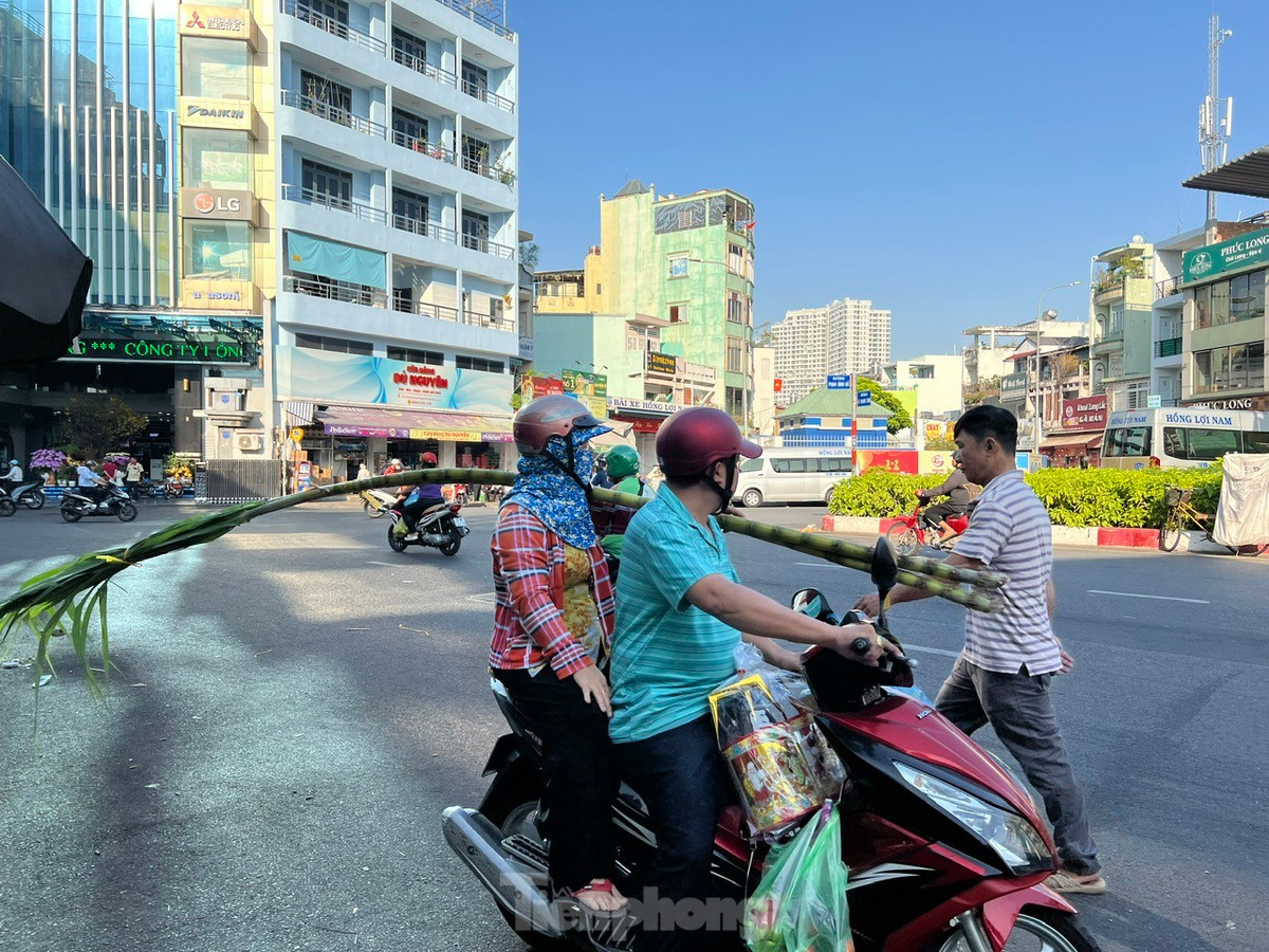 Người dân mua mía sớm để cúng vía Trời.
