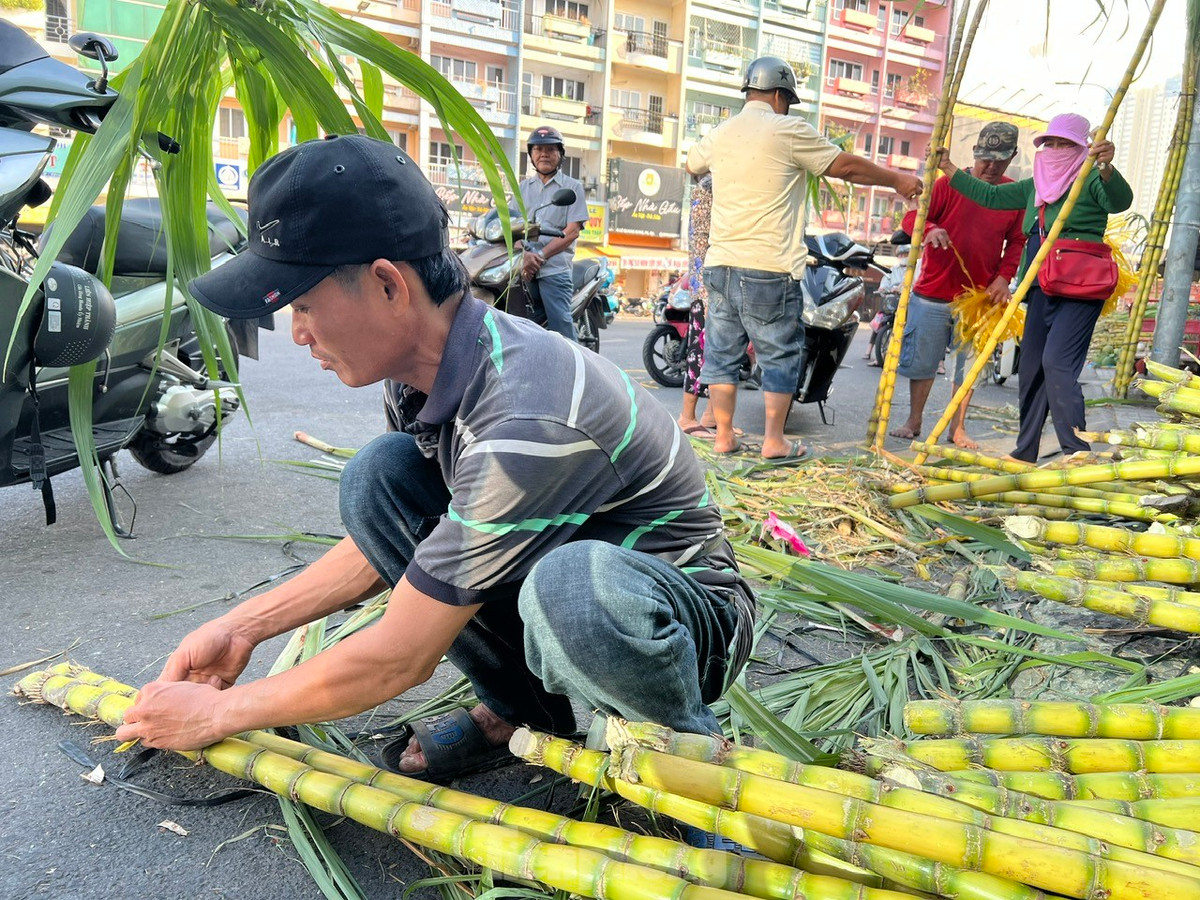 Chợ mía nhộn nhịp đến chiều mùng 8 tháng Giêng, hoặc nếu hết mía sớm cũng sẽ dọn hàng luôn. "Năm nay sức mua không được tốt lắm, khách hàng cũng chỉ mua 1 cặp (2 cây) mía để cúng chứ không mua vài cặp như những năm trước" - anh Tâm bán mía tại khu vực này cho biết.