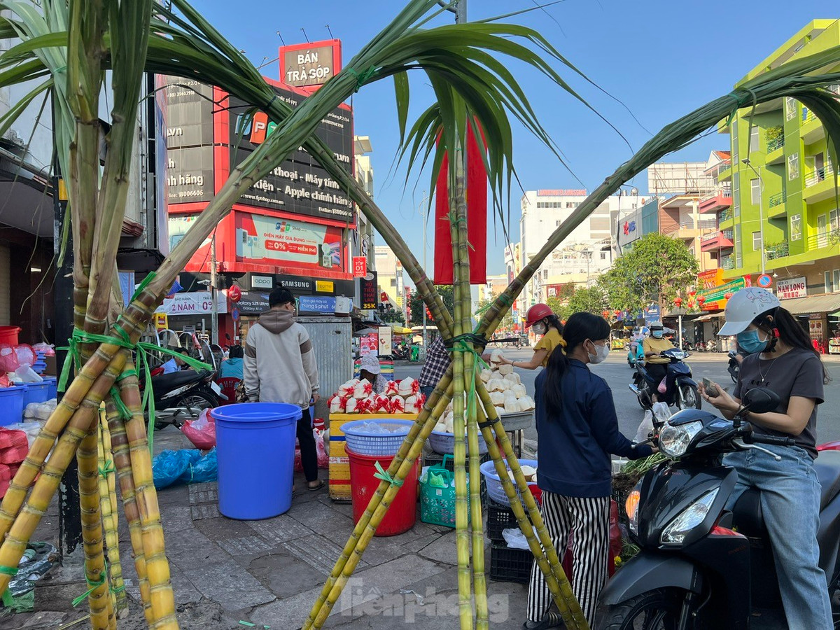 Phong tục mua mía vàng nhộn nhịp trong ngày mùng 8 tháng Giêng
