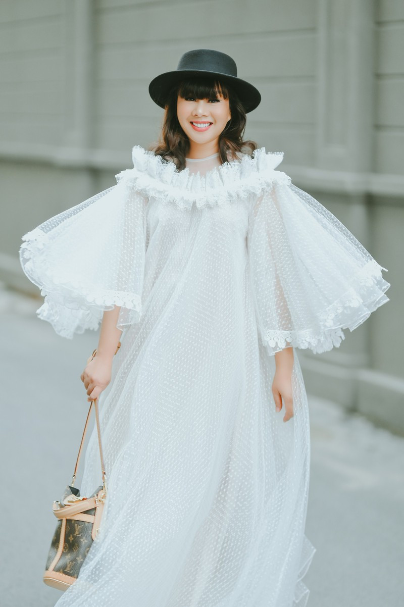 Mặc dù khá bận rộn với công việc kinh doanh, nhất là sau giãn cách xã hội, Hằng Nguyễn vẫn giành thời gian để ghi lại những khoảnh khắc thanh xuân của mình. 