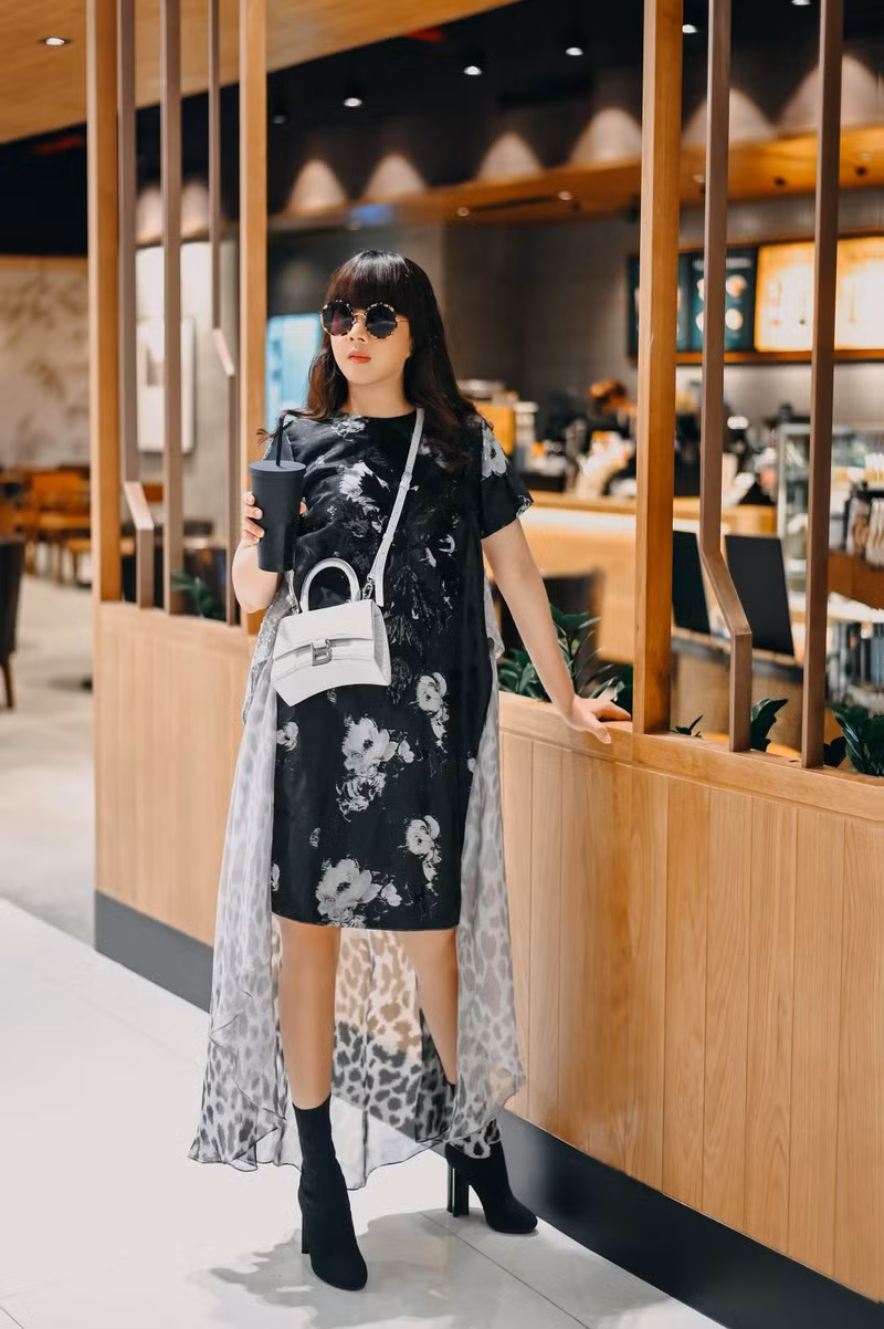 Với nghệ thuật, Hằng Nguyễn xem đó là một cái duyên và dù bận rộn nhưng cô cũng dành thời gian để thỏa sức với đam mê của mình. Ảnh: Nhã Uyên