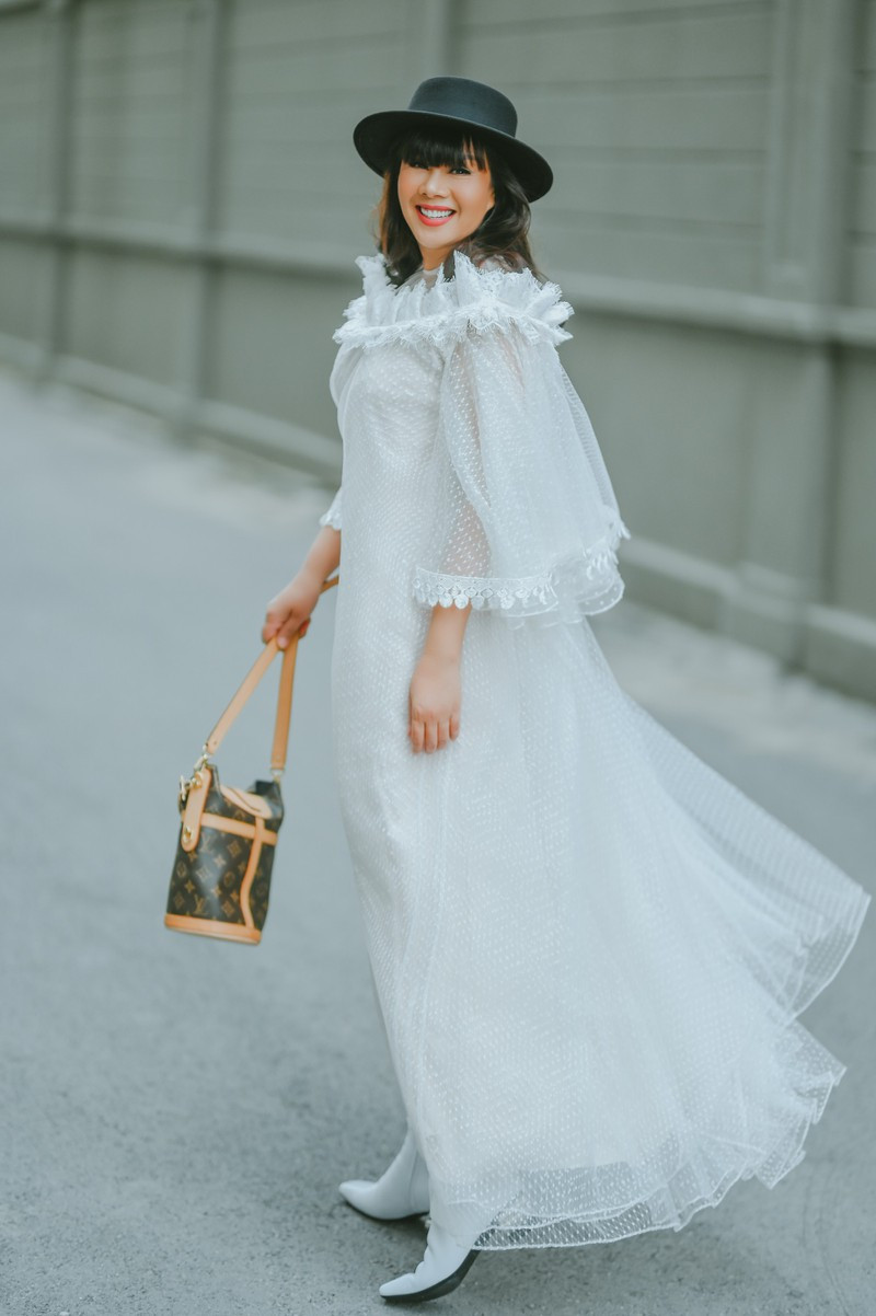 Hằng Nguyễn sử dụng chiếc túi Louis Vuitton phong cách “cặp lồng” đang rất hot hiện nay, hàng loạt sao Việt cũng đã sở hữu chiếc túi từ hàng thời trang danh giá này. 