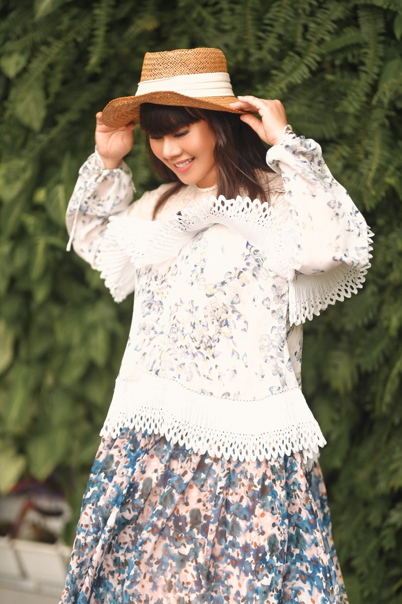 Bên cạnh đó, sự phá cách trong kiểu dáng, chi tiết giúp Hằng Nguyễn cá tính hơn, chất hơn trong từng set đồ dạo phố.