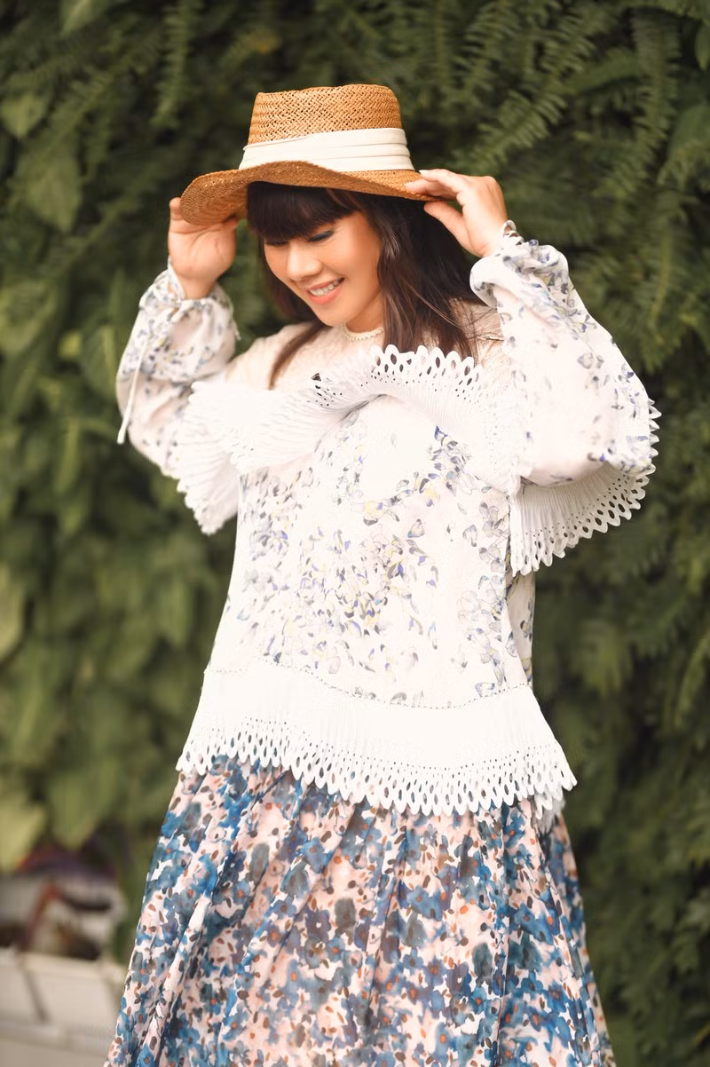 Bên cạnh đó, sự phá cách trong kiểu dáng, chi tiết giúp Hằng Nguyễn cá tính hơn, chất hơn trong từng set đồ dạo phố.