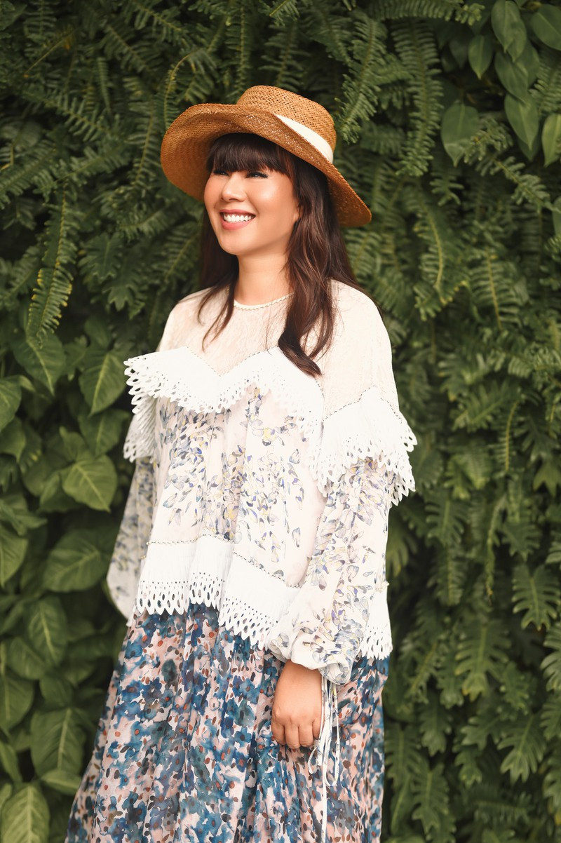 Vốn là diễn viên “tay ngang” được mời đóng bộ phim này cô không khỏi hồi hộp khi đứng cạnh những diễn viên gạo cội. 