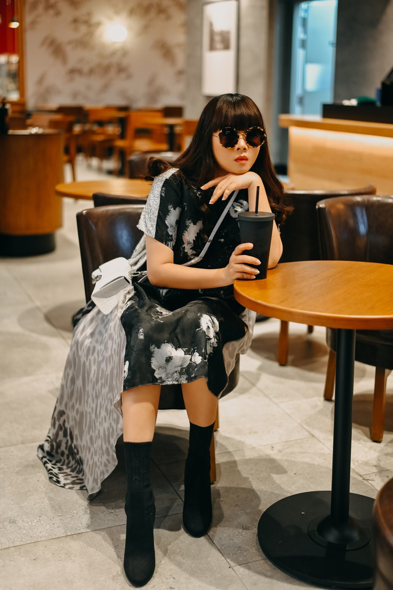 Chiếc túi da cá sấu màu trắng của Balenciaga giúp Hằng Nguyễn trẻ trung hơn rất nhiều. Đây cũng là chiếc túi hàng loạt siêu sao quốc tế ưu chuộng.