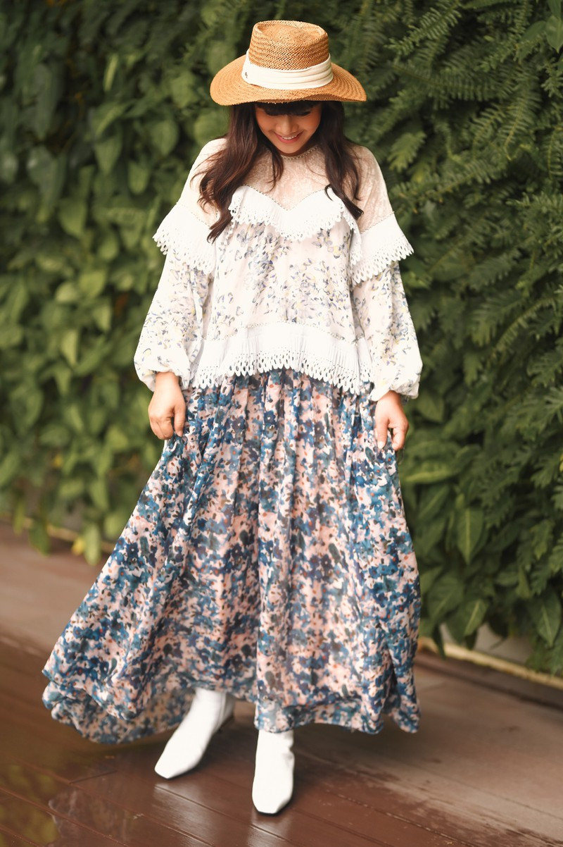 “Bà mẹ một con” Hằng Nguyễn thường chọn những bộ đầm freesize để thoải mái di chuyển. Cô yêu thích chất liệu mỏng, nhẹ, phù hợp với thời tiết Sài Gòn nóng quanh năm.