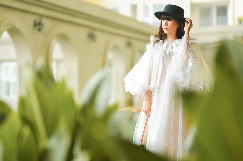 Vốn là tín đồ thời trang nên phụ kiện của Hằng Nguyễn cho bộ ảnh lần này không thể thiếu những chiếc túi xách, đôi boot của Louis Vuitton (Màu đen), Balenciaga (màu trắng)… còn mắt kính cô ưu ái hơn cho thương hiệu Dior. 