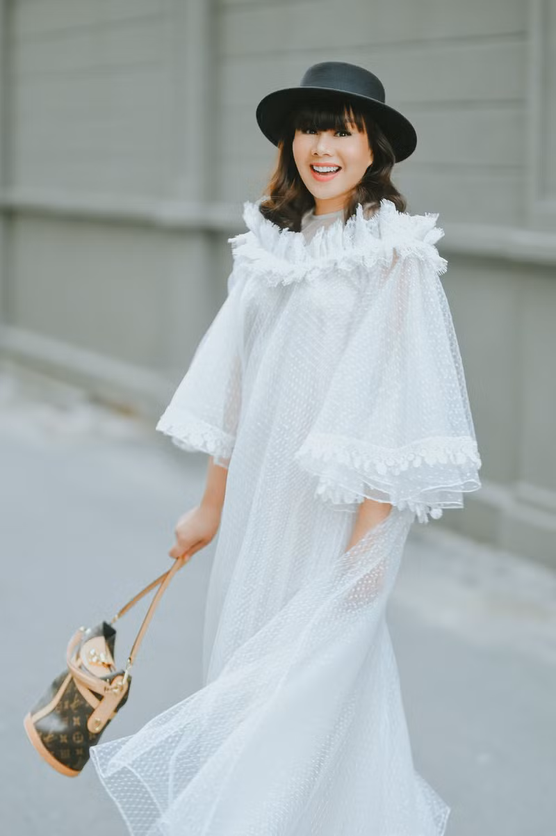 Với gu thời trang riêng và óc sáng tạo của một nhà thiết kế thời trang chuyên nghiệp, Hằng Nguyễn tự tin chọn lựa cho mình những bộ trang phục phù hợp nhất. Những thiết kế cô chọn trong buổi chụp ảnh phong cách thời trang dạo phố này đều là những thiết kế của NTK Võ Công Khanh thực hiện riêng.