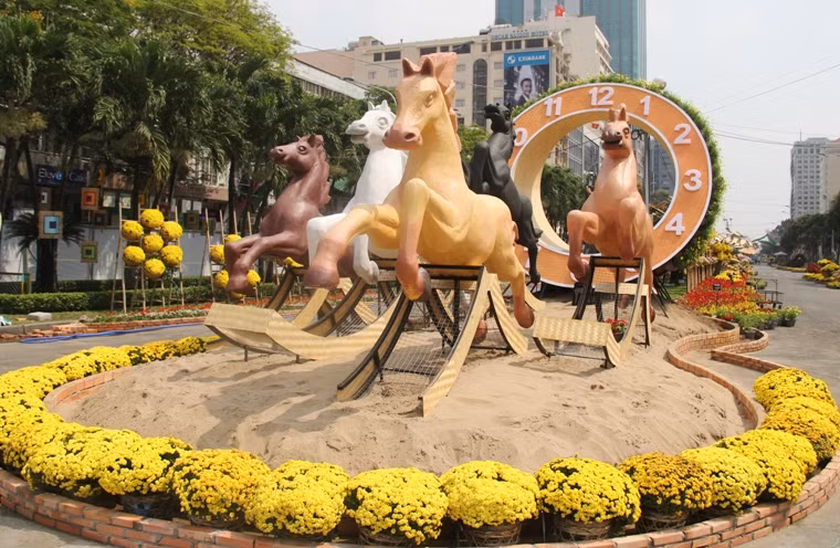 Hình ảnh linh vật năm Giáp Ngọ tại điểm mở đầu con đường hoa trên đường Nguyễn Huệ.