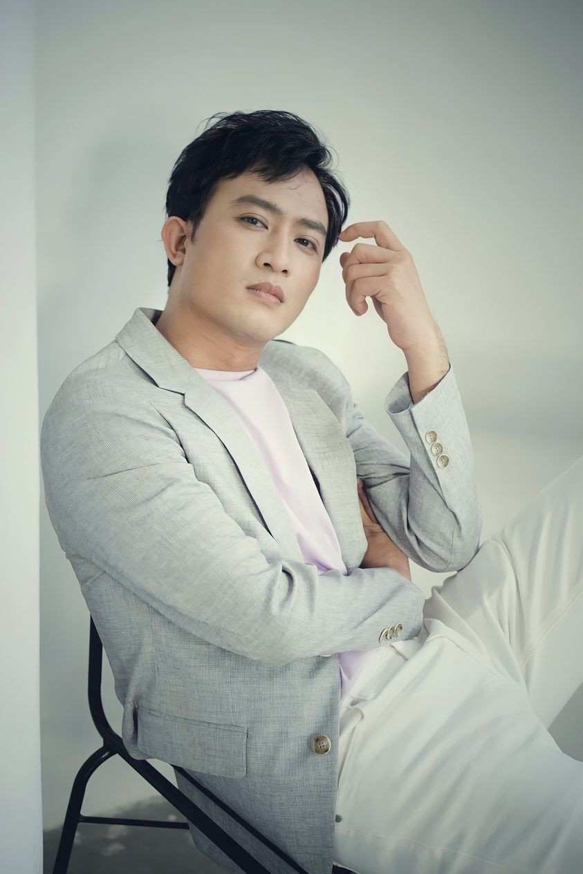 Tuy nhiên gần đây nam diễn viên sinh năm 1990 gây bất ngờ với khán giả khi thường xuyên chia sẻ những bức ảnh trong trang phục soái ca lịch lãm khác hẳn với các nhân vật quen thuộc với khán giả.