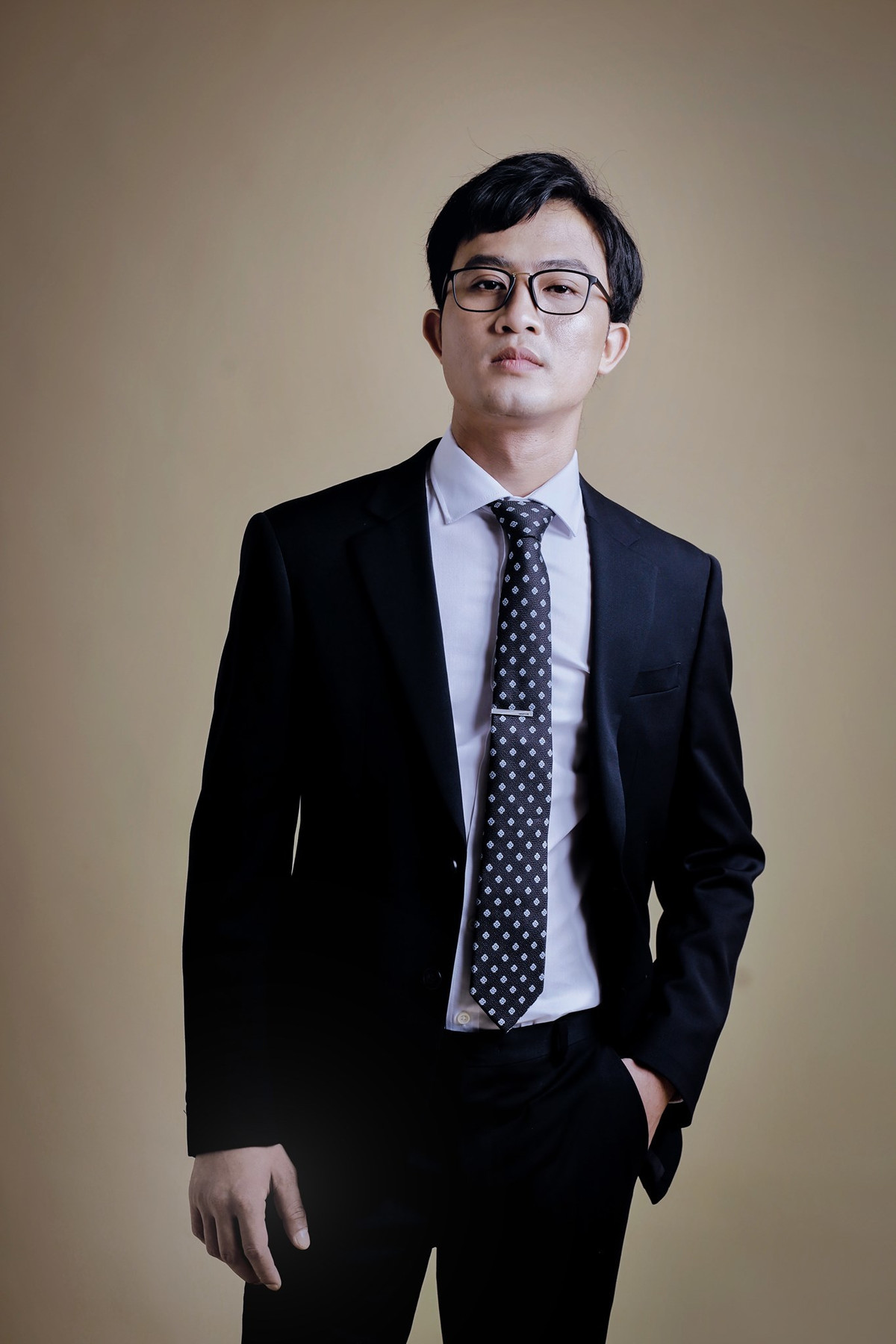 Vốn định hình phong cách bụi phủi trong những vai phản diện hay ngoài lề xã hội như trong: Người phán xử, Mê cung, Hồ sơ cá sấu.... nên hình ảnh nam diễn viên đeo kính rất trí thức kết hợp vest và cravat khiến nhiều fan không quen.