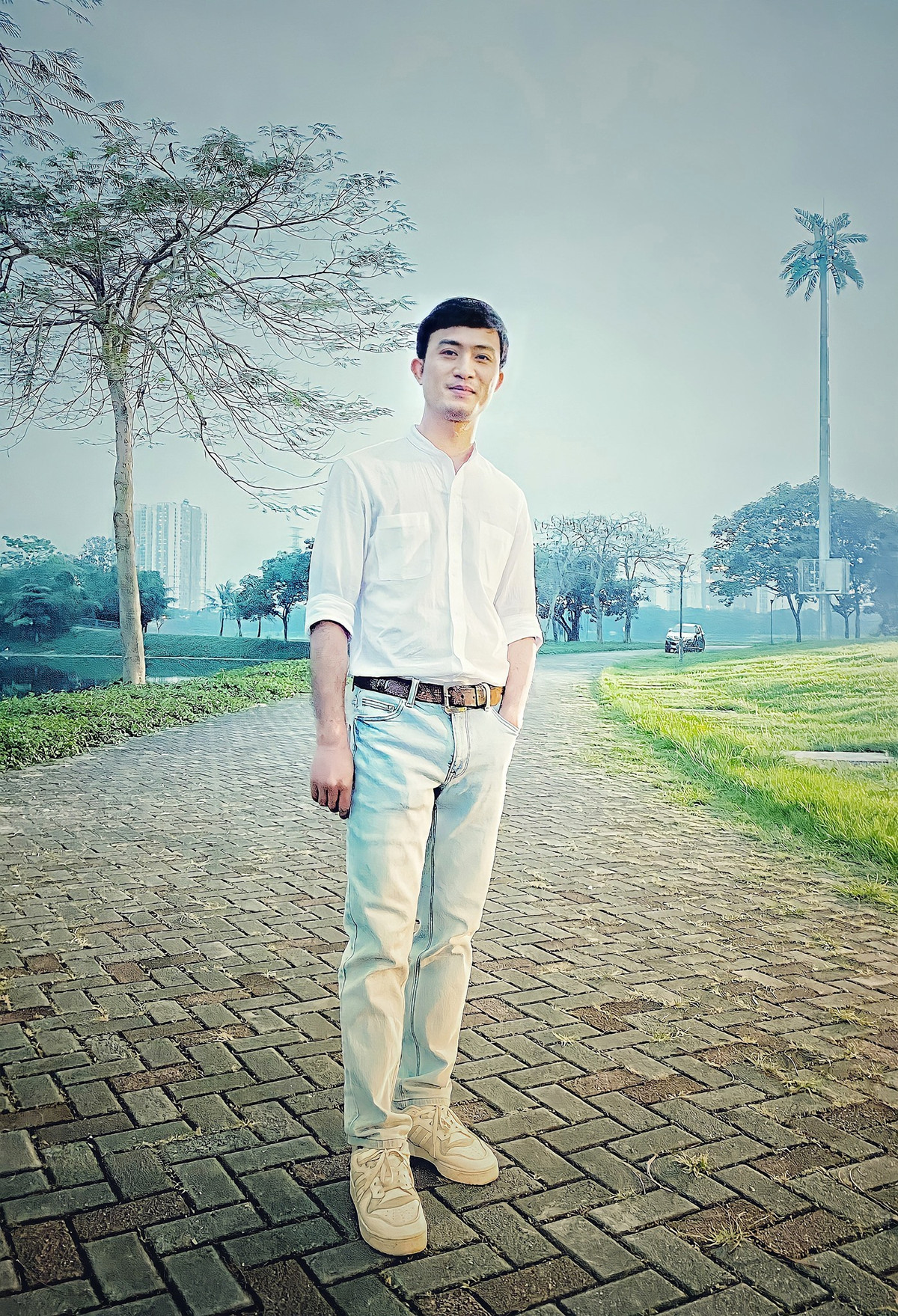 Hình ảnh 'soái ca sơ mi trắng' của Doãn Quốc Đam khiến nhiều người bất ngờ vì phong cách này ít người thấy trên phim lẫn ngoài đời mỗi khi anh xuất hiện.