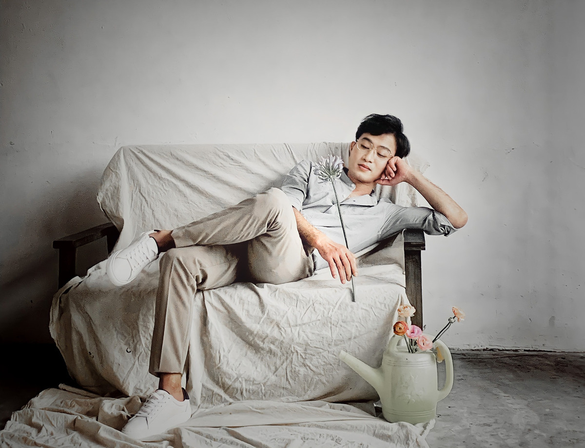 Bất ngờ nhất là Doãn Quốc Đam trong tạo hình không khác gì các soái ca trong phim Hàn được anh chia sẻ gần đây. Thậm chí diễn viên Đình Tú còn vào bình luận rằng sao giống mình thế.