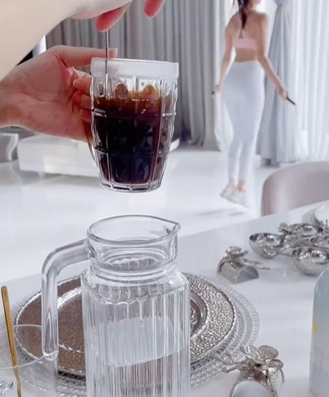 Món đồ này rất rẻ, hầu như chợ bình dân nào cũng bán. Đây không phải lần đầu tiên Ngọc Trinh bị phát hiện sử dụng đồ giá bèo trong biệt thự tiền tỷ. Trước đó, chân dài Trà Vinh không ít lần bị soi "đại gia nhưng xài đồ cũ rích", hay trưng dụng mỹ phẩm giá bình dân...