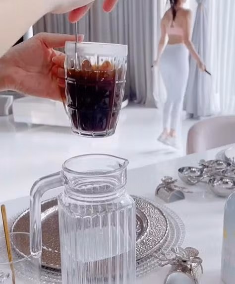 Món đồ này rất rẻ, hầu như chợ bình dân nào cũng bán. Đây không phải lần đầu tiên Ngọc Trinh bị phát hiện sử dụng đồ giá bèo trong biệt thự tiền tỷ. Trước đó, chân dài Trà Vinh không ít lần bị soi "đại gia nhưng xài đồ cũ rích", hay trưng dụng mỹ phẩm giá bình dân...