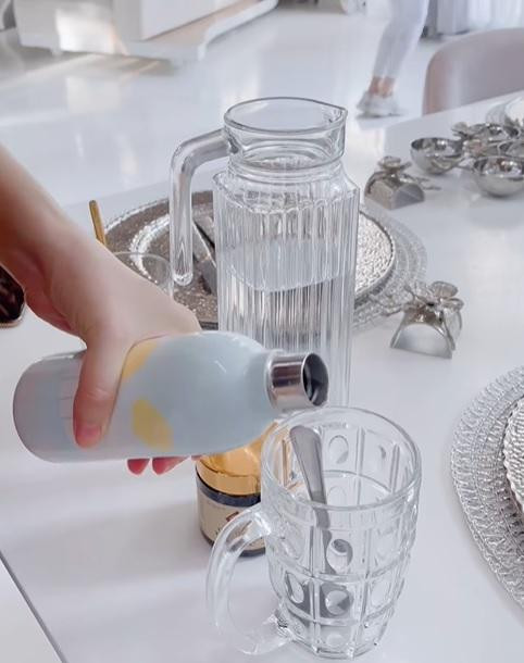 Mới đây, Ngọc Trinh đăng tải clip đời thường trên trang cá nhân, ghi lại cảnh tập thể dục giữ dáng tại gia. Clip sau khi đăng tải khiến nhiều người thích thú. Tuy nhiên, chiếm spotlight lại là chiếc cốc thủy tinh "uống bia" rất quen mắt, có thể thấy ở mọi hàng quán vỉa hè. Ngọc Trinh nổi tiếng giàu có, được mệnh danh "yêu nữ hàng hiệu" và sống sang chảnh trong biệt thự triệu đô, nên sự xuất hiện của món đồ giá bèo được cho là "hơi sai sai" so với bối cảnh. Không phải những ly thủy tinh bắt mắt, cầu kỳ, Ngọc Trinh dùng chiếc cốc "uống bia lề đường".