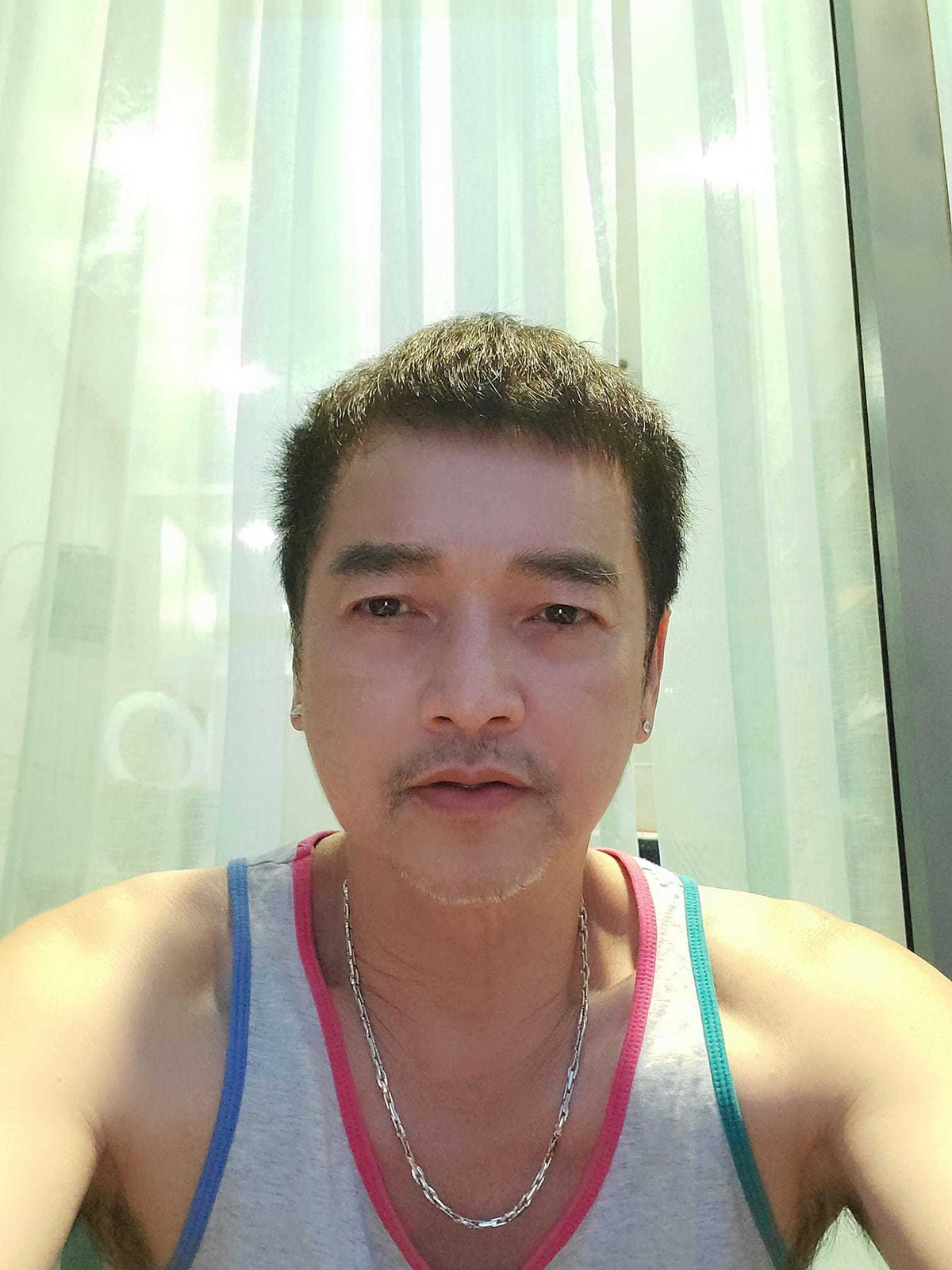 Quang Minh chụp selfie.