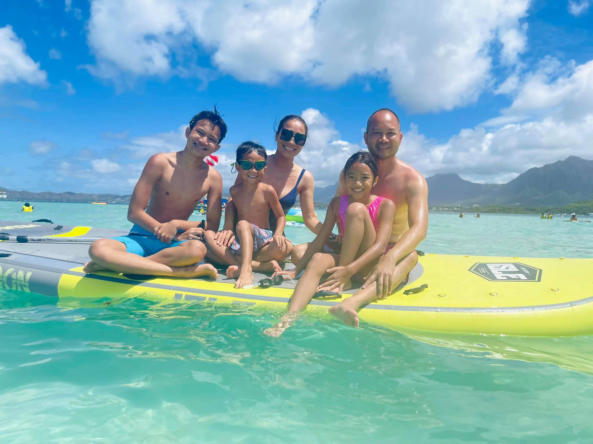 Vợ chồng Hồng Ngọc đưa 3 con đi biển.