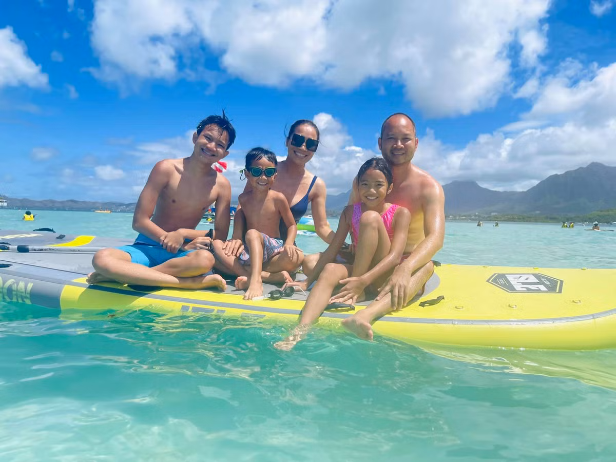 Vợ chồng Hồng Ngọc đưa 3 con đi biển.