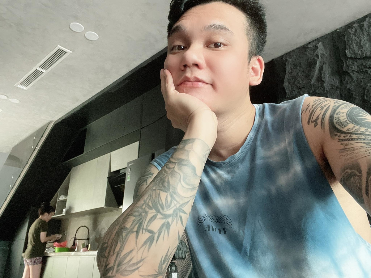 Phút bình yên của Khắc Việt khi ở nhà cùng vợ con mùa dịch.