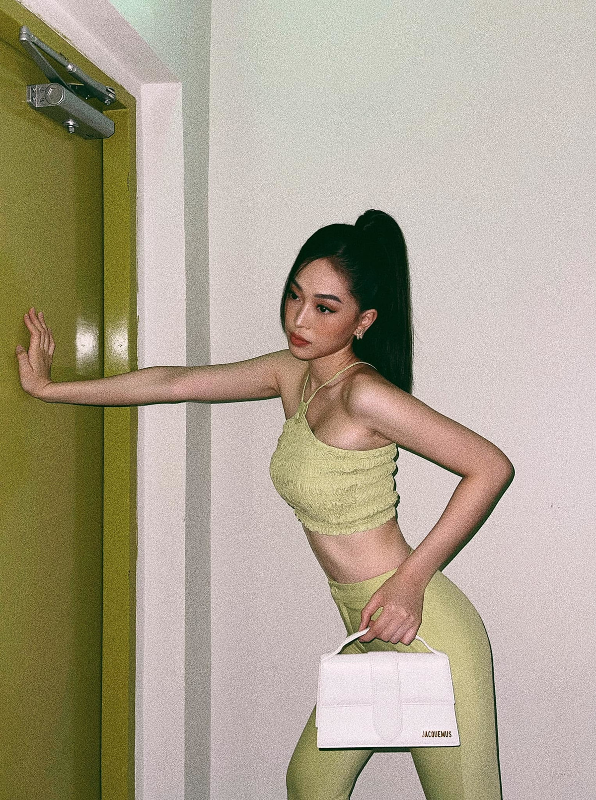 Phương Nga khoe eo thon.