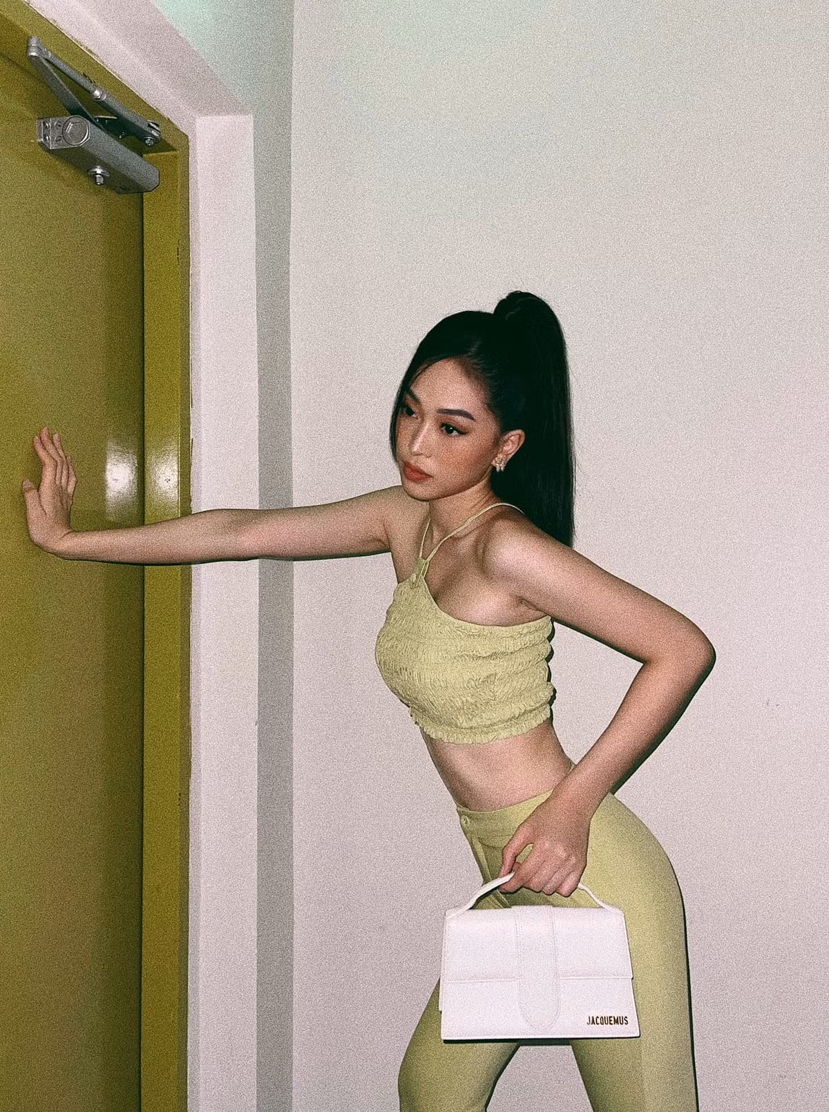 Phương Nga khoe eo thon.