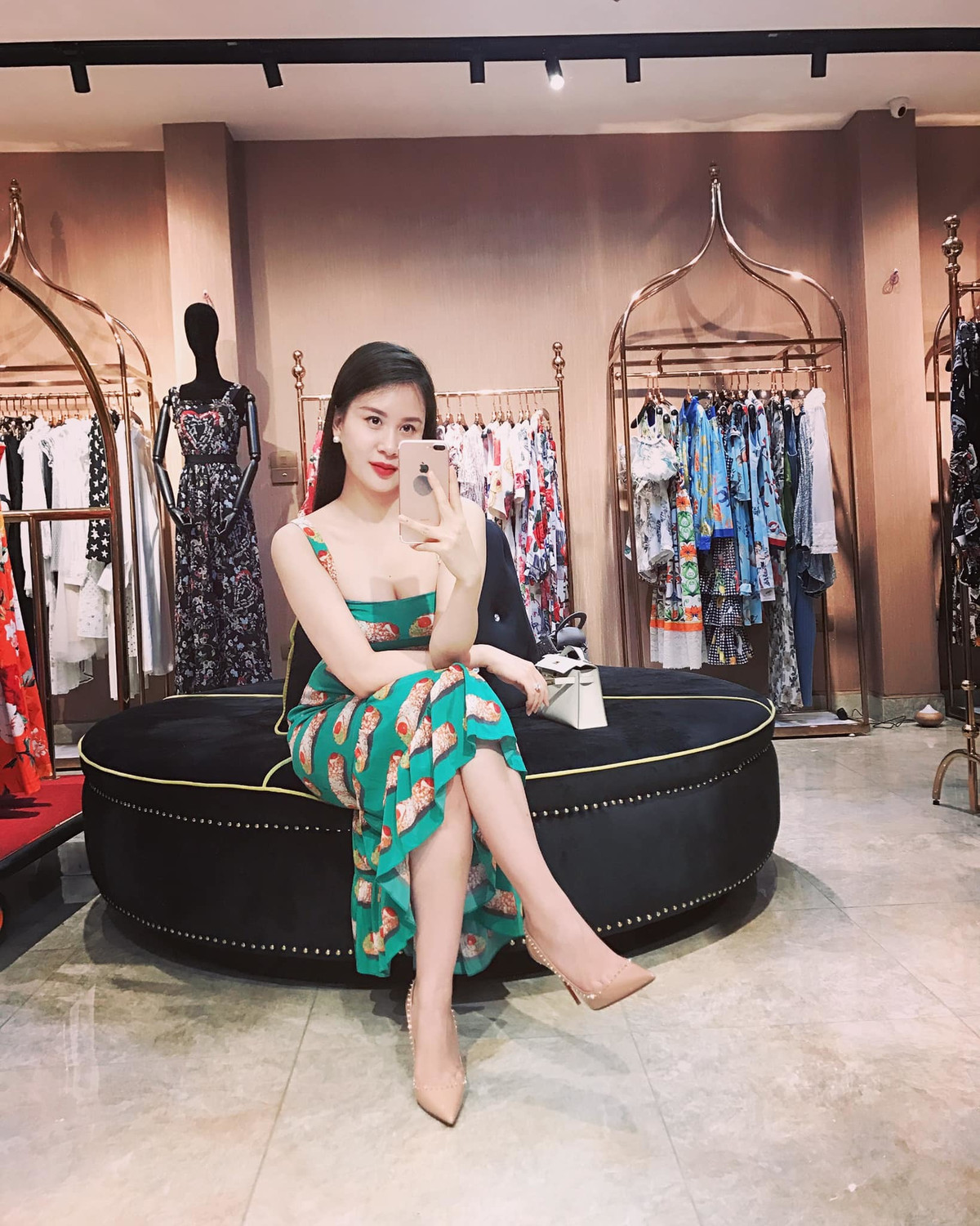 MC Thành Trung đăng ảnh vợ, tếu táo nhờ cộng đồng mạng tìm thông tin 'bạn nữ trong ảnh'.