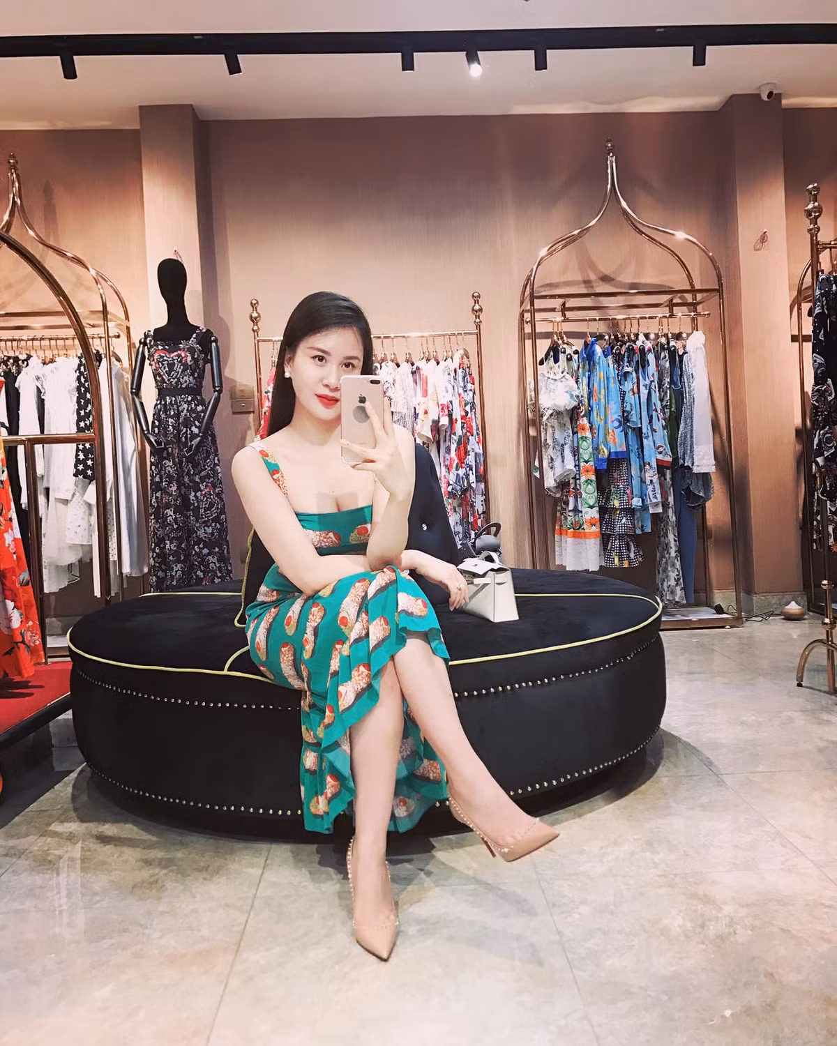 MC Thành Trung đăng ảnh vợ, tếu táo nhờ cộng đồng mạng tìm thông tin 'bạn nữ trong ảnh'.