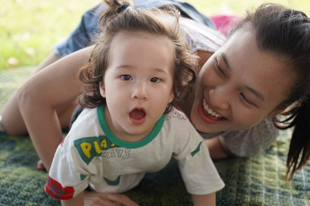 Sao Việt Hoàng Oanh hạnh phúc bên con.