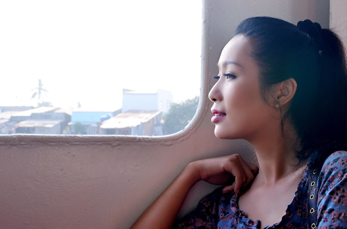 Trịnh Kim Chi suy tư bên cửa sổ. 