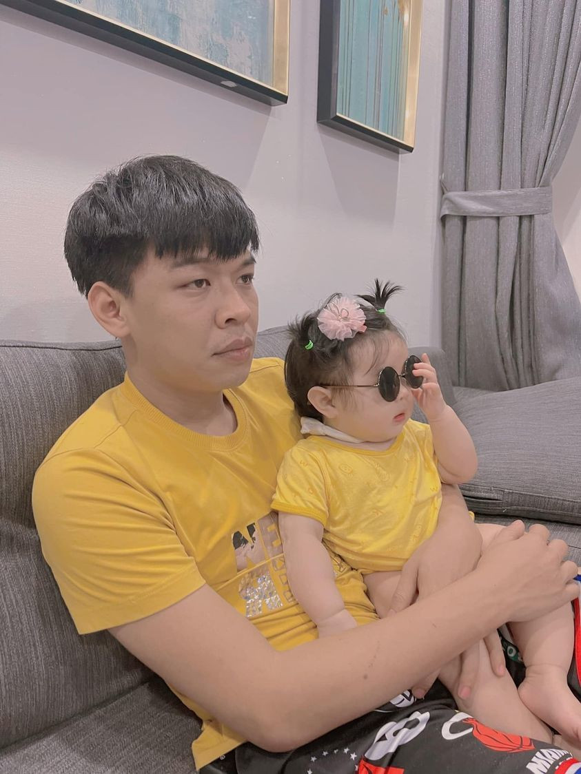 Trung ruồi đăng ảnh bên con gái và viết: ''Ở nhà nghe nhạc chế cùng bố con cháu cũng hợp lý đấy nhể!''