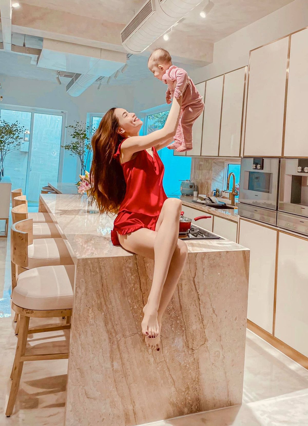 Sao Việt hôm nay 29/7: Hồ Ngọc Hà chơi cùng con.