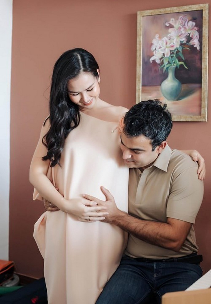 Võ Hạ Trâm cùng chồng Ấn Độ nôn nao chờ ngày con đầu lòng chào đời.
