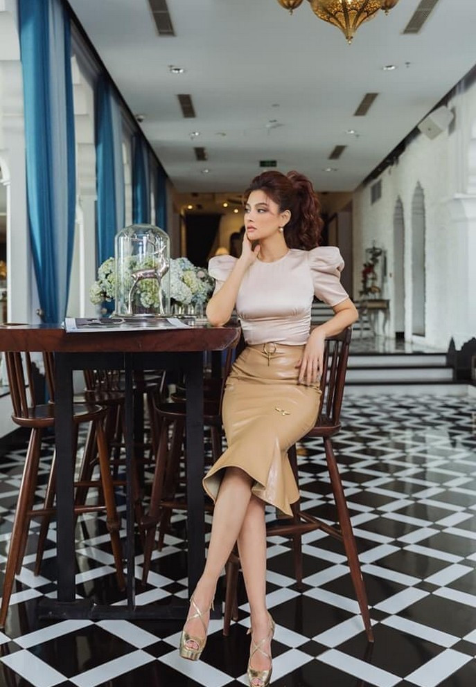 Vũ Thu Phương biểu cảm suy tư trong bộ ảnh chụp phong cách quý tộc.