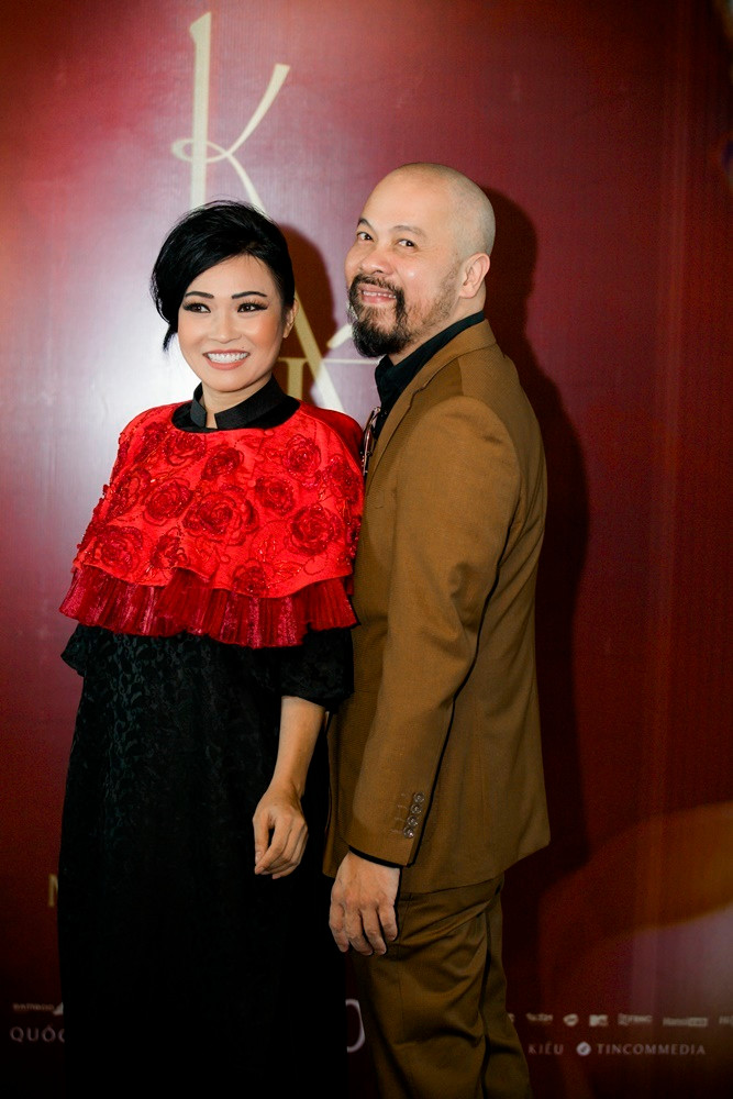 Tối 8/4, phim điện ảnh cổ trang Kiều do nghệ sĩ Mai Thu Huyền sản xuất tiếp tục ra mắt tại Hà Nội với dàn khách mời nổi tiếng. Ca sĩ Phương Thanh và NTK Đức Hùng có dịp hội ngộ. Trong phim Kiều, ca sĩ Phương Thanh vào vai Tú Bà còn NTK Đức Hùng đảm nhiệm vai khách làng chơi.