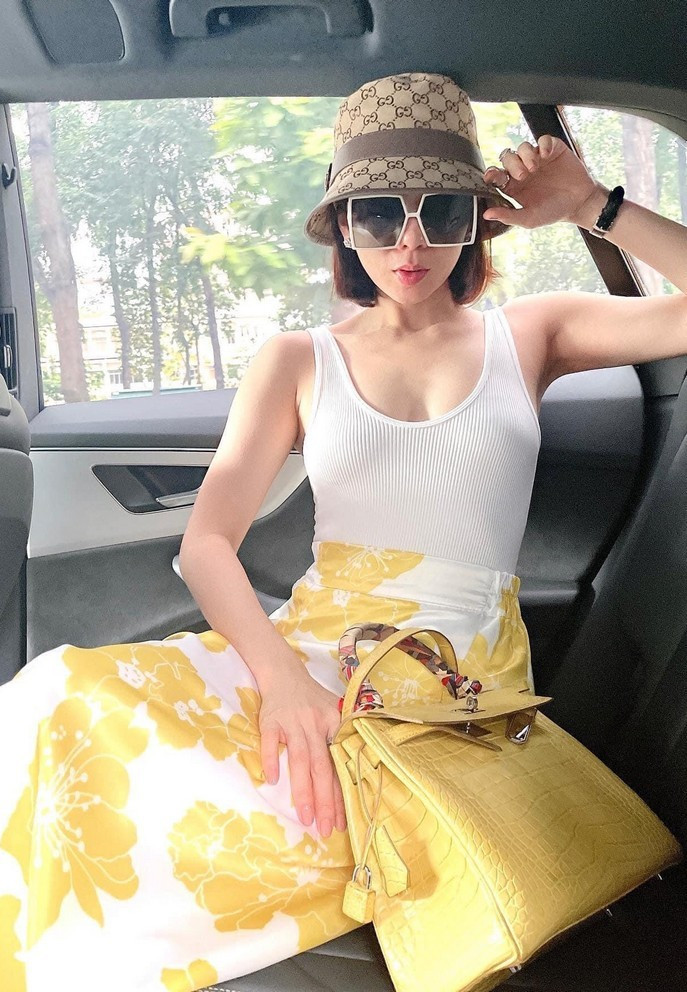 Sao Việt hôm nay 9/4: Lệ Quyên đăng ảnh mừng dịu dàng với váy túi màu vàng.