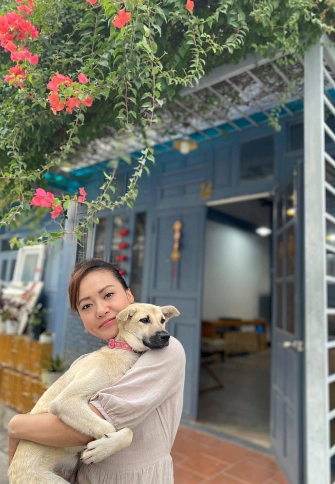 Hồng Ánh ngẫu hứng chụp cùng chú có cưng trong ngày nghỉ hiếm hoi.