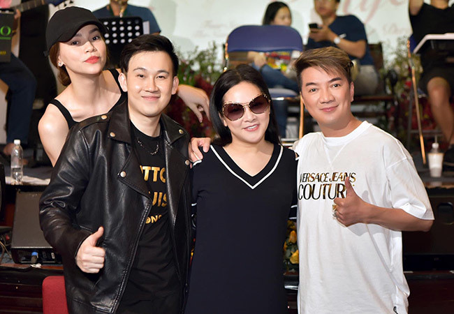 Hồ Ngọc Hà hội ngộ cùng Đàm Vĩnh Hưng và ca sĩ hải ngoại Như Quỳnh trong buổi tập chuẩn bị cho liveshow Dương Triệu Vũ tại Hội An sắp tới.