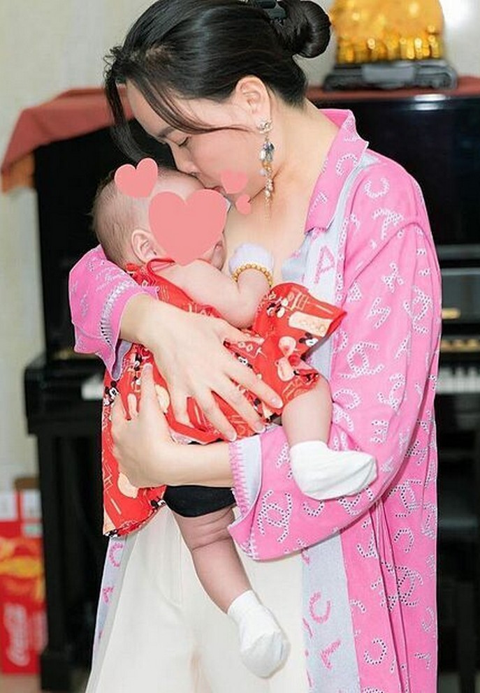 Phượng Chanel - bà xã Quách Ngọc Ngoan hé lộ khoảnh khắc hạnh phúc bên con gái lúc mới sinh nhân dịp con gần tròn 3 tuổi.