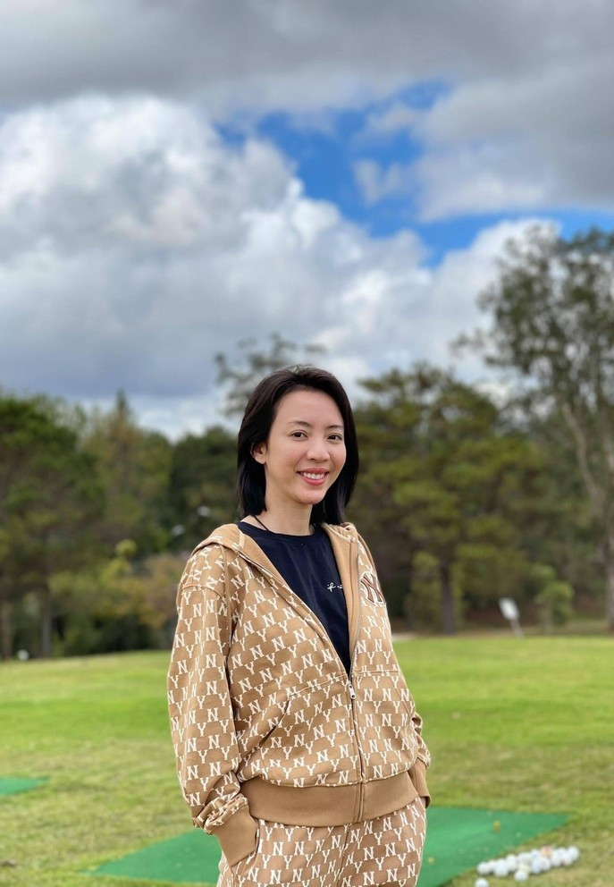 Thu Trang diện đồ giản dị nhưng được khen ngày càng xinh đẹp khi tạo dáng ở sân golf Đà Lạt.