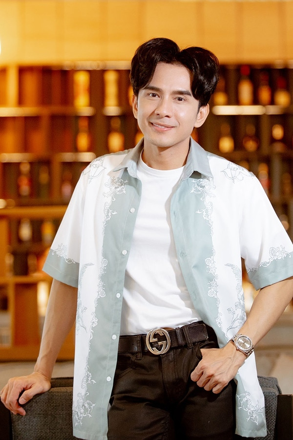 Đan Trường gắn với hình ảnh lãng tử theo phong cách Hong Kong xưa. Tuy nhiên kiểu tóc uốn phồng quá đà của nam ca sĩ trông như đang cosplay “chuột Mickey” khiến gương mặt không thanh thoát.
