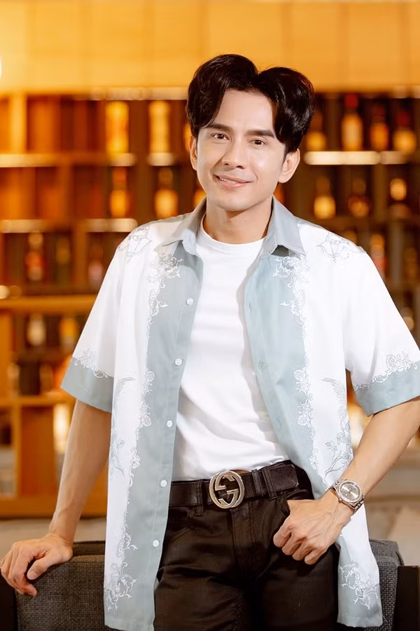 Đan Trường gắn với hình ảnh lãng tử theo phong cách Hong Kong xưa. Tuy nhiên kiểu tóc uốn phồng quá đà của nam ca sĩ trông như đang cosplay “chuột Mickey” khiến gương mặt không thanh thoát.