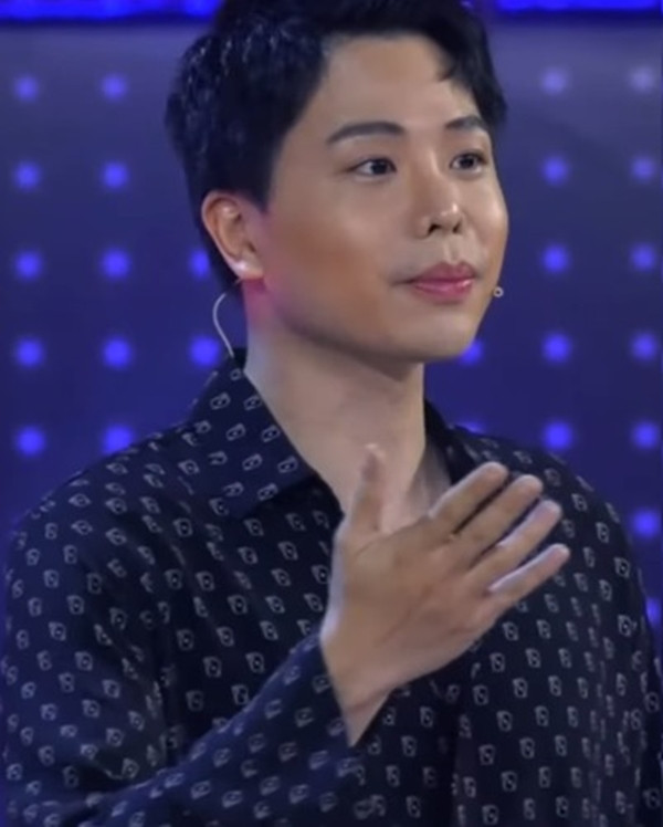 Trong chương trình Giọng ải giọng ai, Trịnh Thăng Bình đã vô tình trở thành tâm điểm bàn tán với gương mặt trang điểm “sến” khó hiểu, đặc biệt là vùng phấn mắt màu hồng không hề liên quan đến lớp nền tone nâu nam tính.