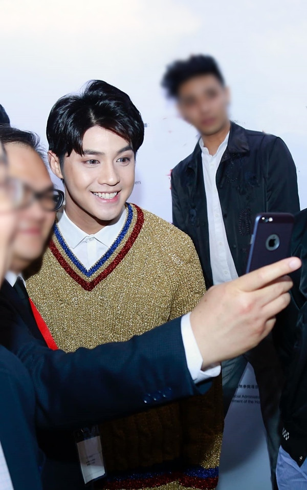 Sao Việt Noo Phước Thịnh kỹ tính trong việc make-up mỗi khi ghi hình hoặc dự sự kiện nhưng không ít lần anh mắc lỗi trang điểm kỳ quặc. Nam ca sĩ khá yêu thích lối trang điểm đậm nhưng việc dùng highlight quá tay khiến gương mặt Noo Phước Thịnh thiếu cảm xúc, đồng thời lệch tone với màu kính áp tròng và son môi nhợt nhạt.